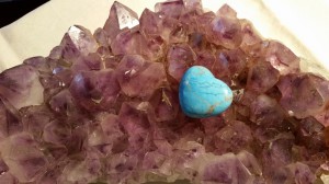 Amethystdruse mit Howlithherz