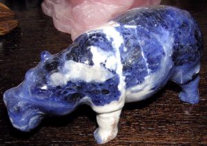 Nilpferd aus Sodalith-Edelstein